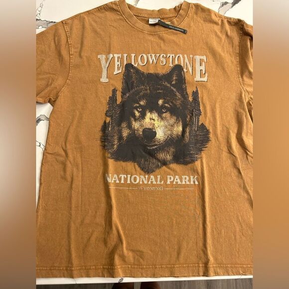 NWT Yellowstone National park Wolf Tee shirt - Picture 1 of 4